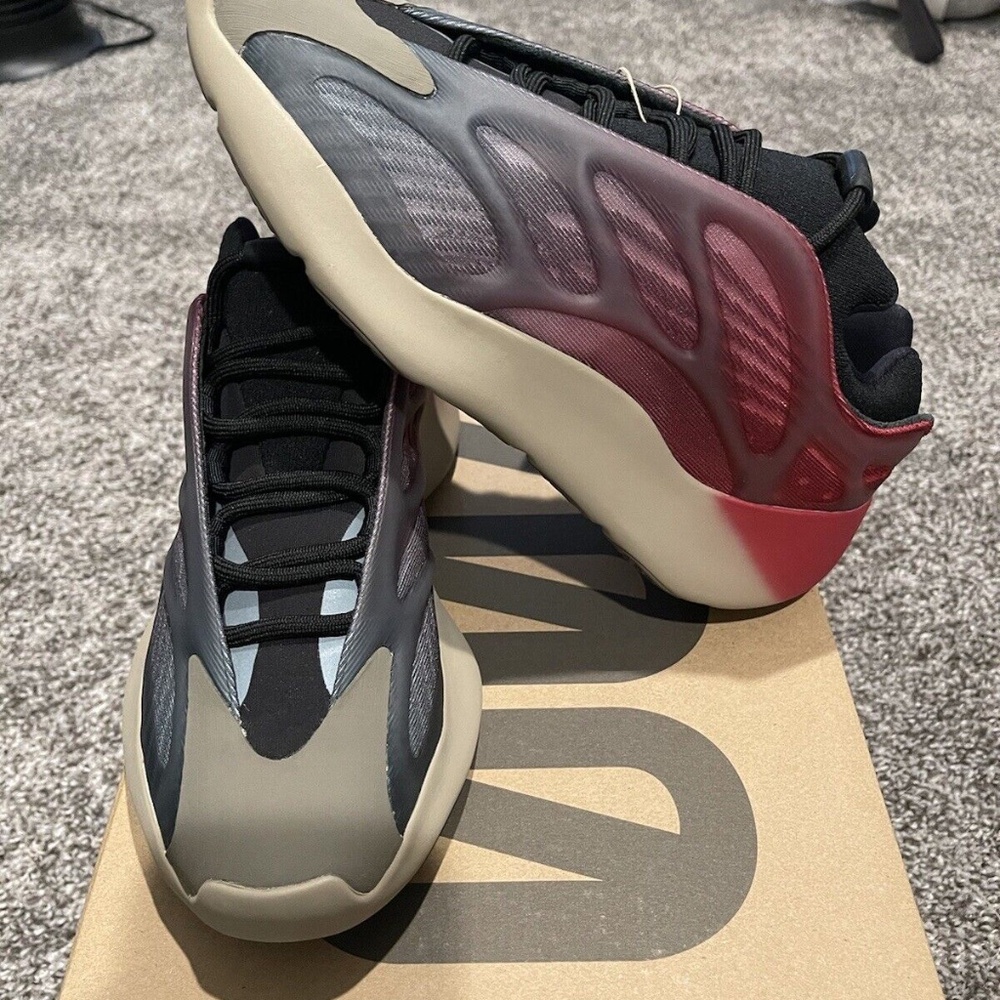 Adidas Yeezy 700 V3 Fade Carbon
